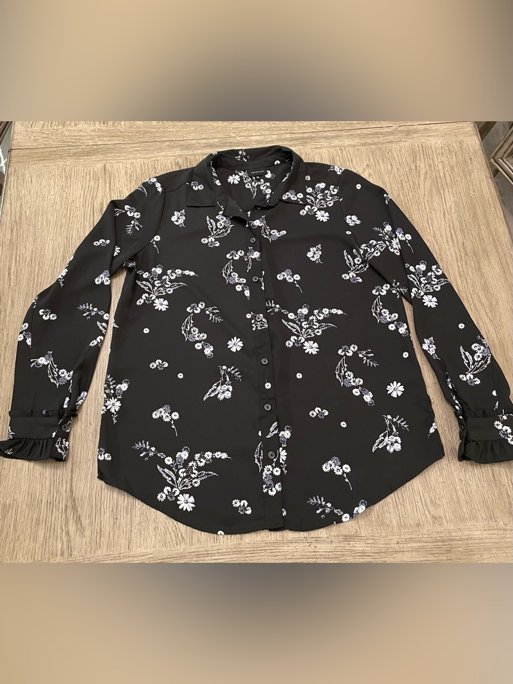 Who What Wear women’s button blouse, back with floral print, M, like new.